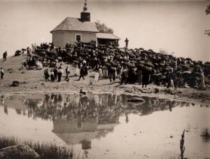 Szent Anna kápolna az 1930-as években, a Szent Anna napi ünnepről, valószínűleg Oberten Odiló fotografálta le a sokaságot.
